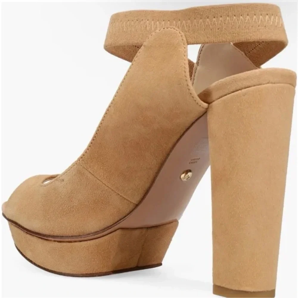 🌸PELLE MODA🌸 Pacey Peep Toe Platform Sandal In Latte Size: 11M
